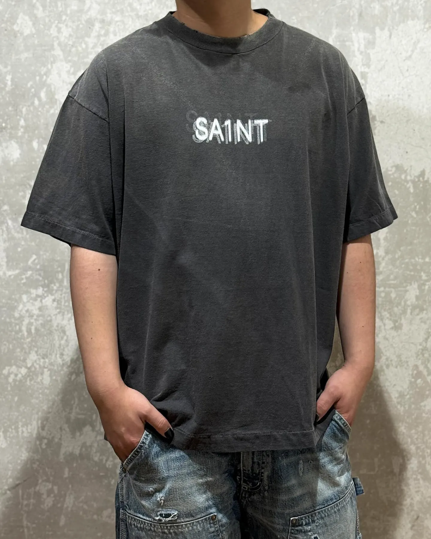 SAINT Mxxxxxx SEVEN DEADLY SS TEE/BLK Phantom SAINT Seven Deadly Sins Printed TEE Washed Black S-XL Look for cylindrical fabrics with no side seams. Don’t buy open width fabrics anymore. It’s boring. Assute garments are dyed. The whole piece is sprayed with Ma Liu. Then spray the heavy parts to fade. The collar and cuffs are frayed. Many hangings are frayed. Accessories are complete. Customized original consistent main mark/wash mark/little angel anti-counterfeiting mark.